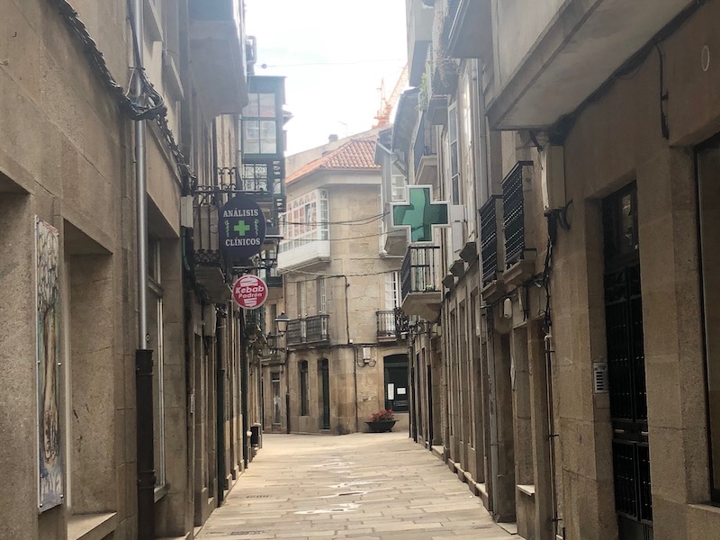 Uitgestorven Rua Longa in de oude binnenstad van Padrón
