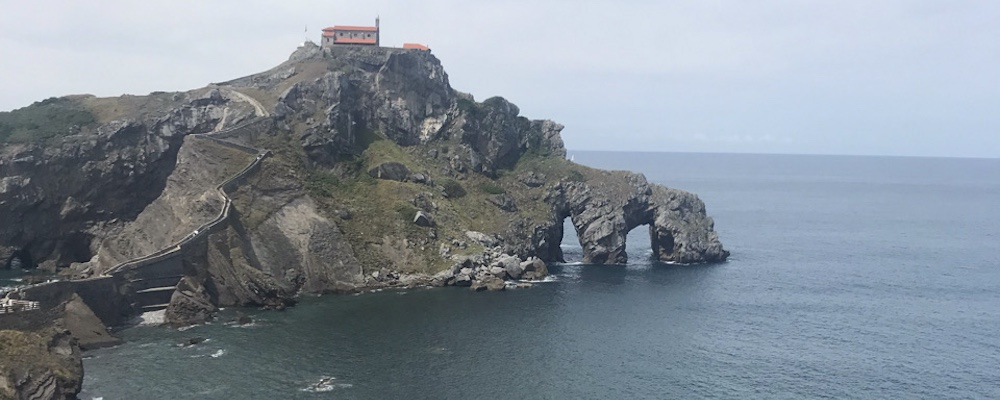 Het eiland Gaztelugatxe voor de kust van Baskenland