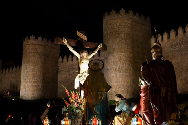 Op Goede Vrijdag vindt er in Avila (Midden Spanje) in alle vroegte een kruisweg langs de Middeleeuwse stadsomwalling plaats.