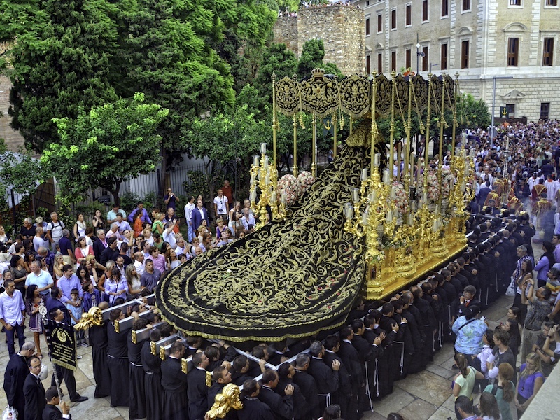 Tijdens de paasprocessies in Andalusië worden prachtige Mariabeelden meegedragen (Foto: Turismo Costa del Sol)