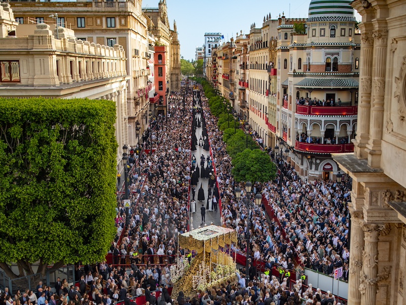 Paasprocessie in Sevilla op weg naar Plaza de la Constitución