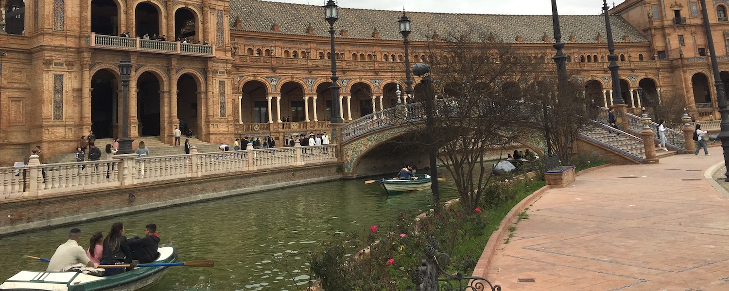 Roeien op de Plaza de España in Sevilla - leuk met kinderen