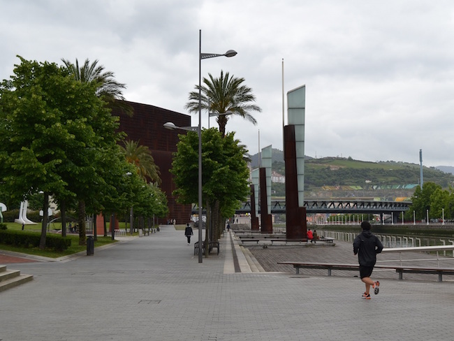 Sporten langs de Nervion rivier in Bilbao (Baskenland)