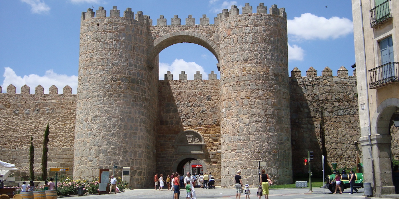 Middeleeuwse stadsmuur van Werelderfgoedstad Ávila in Spanje