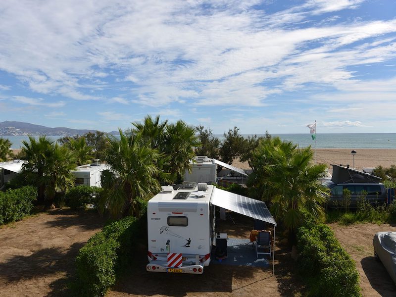 Kampeerplaatsen direct aan zee bij Camping Nautic Almata aan de Costa Brava
