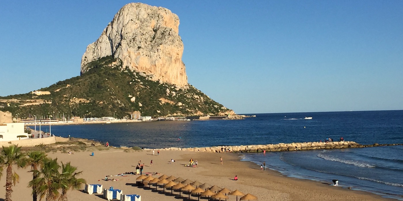 Zandstrand met uitzicht op Peñón de Ifach in Calpe (Costa Blanca)