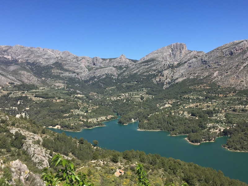 Het stuwmeer van Guadalest gezien vanaf het pittoreske bergdorp Guadalest