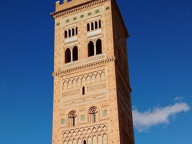 De mudejar toren van San Martin in de stad Teruel