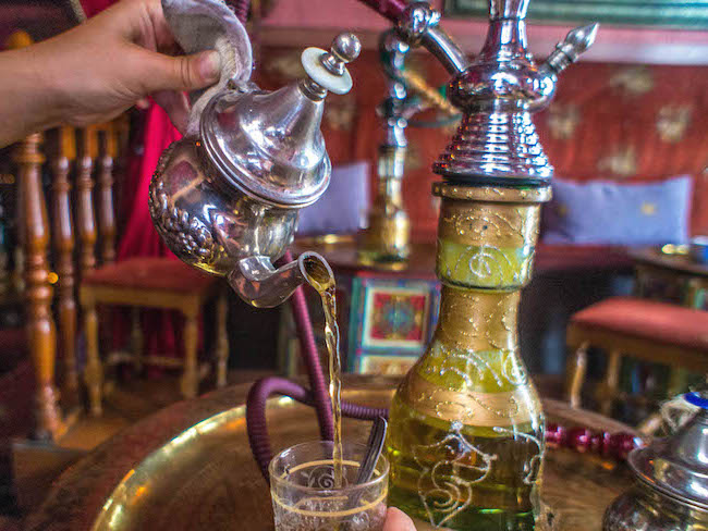 Thee drinken in een Arabisch theehuis in Granada (Andalusië)