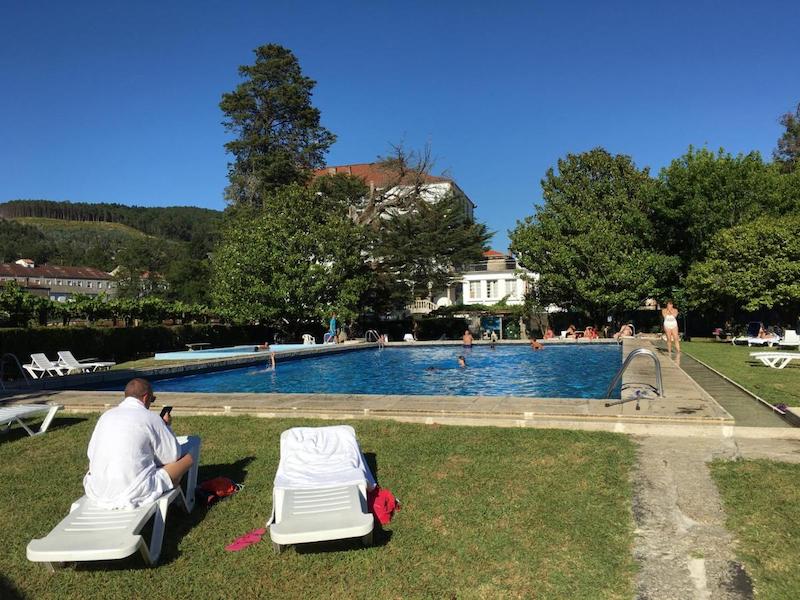 Buitenzwembad met thermaal water in Balneario Acuña in Caldas de Reis