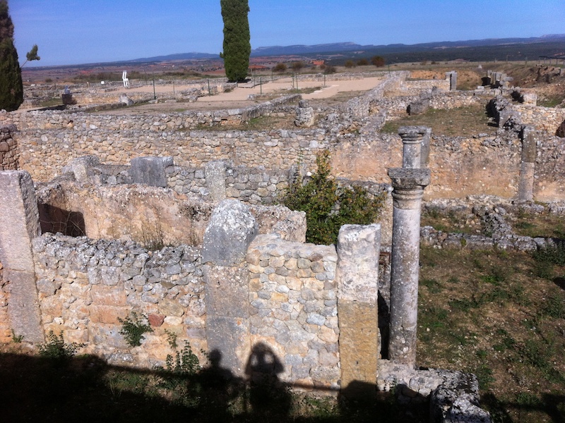 Overblijfselen van thermen en huizen rond het Forum Romanum van de Romeinse stad Clunia (Spanje)