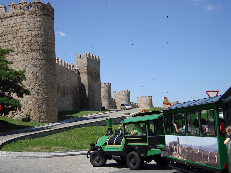 Toeristentreintje voor de stadsmuur van de Middeleeuwse stad Avila in Spanje