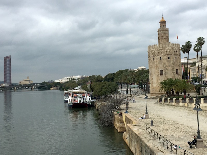 De Torre de Oro aan de Guadalquivir rivier in Sevilla