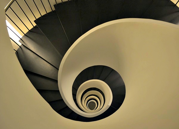 Het door Javier Mariscal ontworpen trappenhuis in Silken Gran Hotel Domine Bilbao