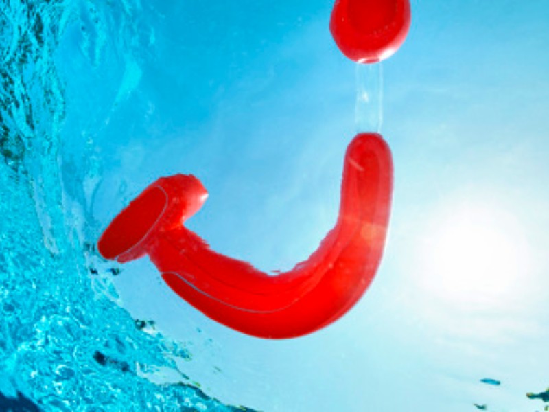 TUI logo in het zwembad