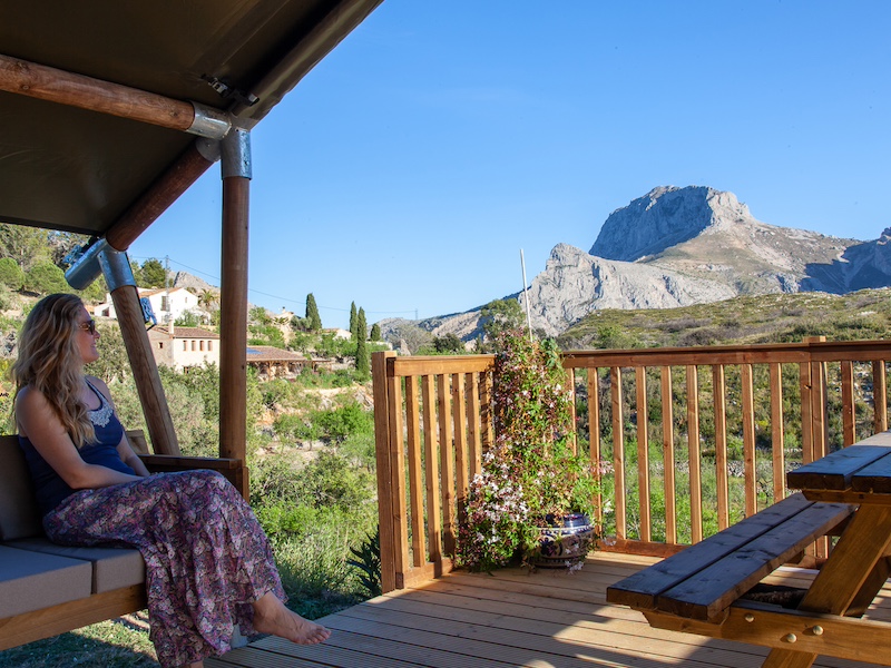 Uitzicht op de bergen van de Sierra de Bernia vanuit de Glamping tent van Can Elisa