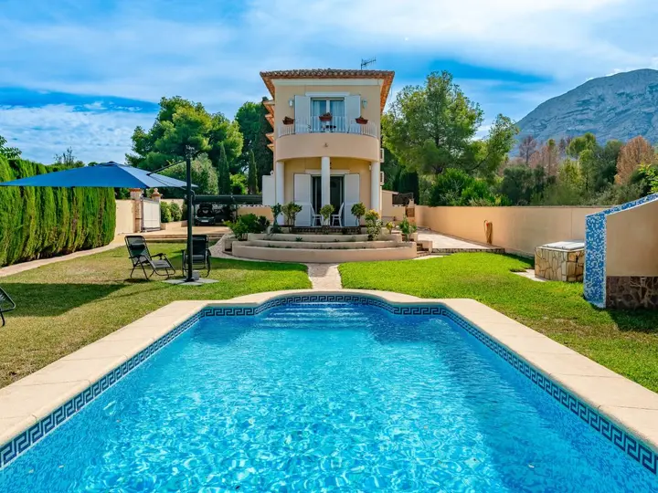 Vakantiehuis met eigen zwembad in Dénia's chique Les Rotes wijk