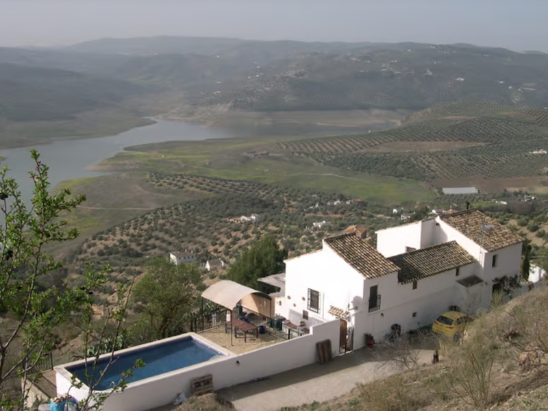 Rustig gelegen natuurhuis aan het Iznajar meer in Andalusië