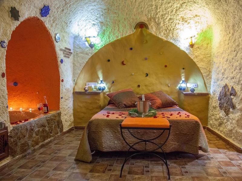 Een romantische kleurrijke grotwoning in het kleine vakantiepark Casas Cueva Cazorla in Andalusië
