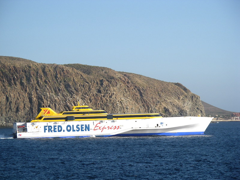 Een veerboot die vaart tussen de Canarische eilanden