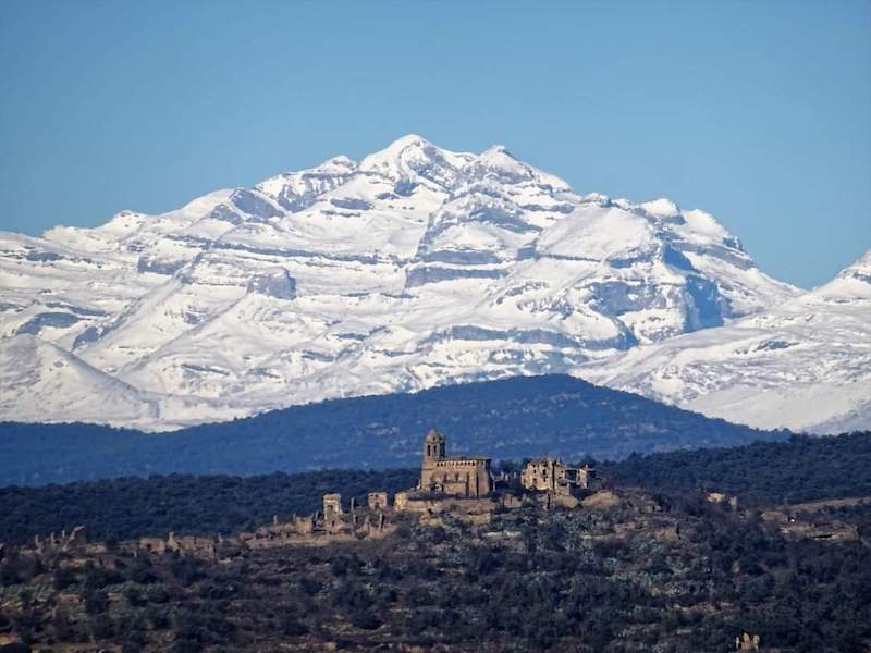 Verlaten dorp Castarlenas (Ribagorza) met op achtergrond Monte Perdido