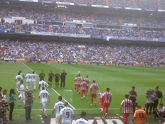 Een voetbalwedstrijd in het Bernabeu stadion in Madrid