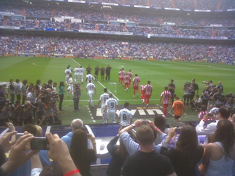 Voetbalspelers komen Bernabeu stadium in Madrid binnen