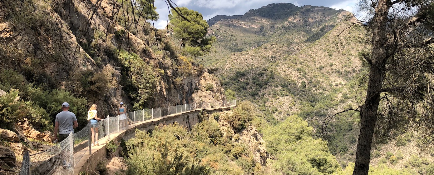 Wandelen over de Caminito de Frigiliana in Andalusië (Zuid-Spanje)