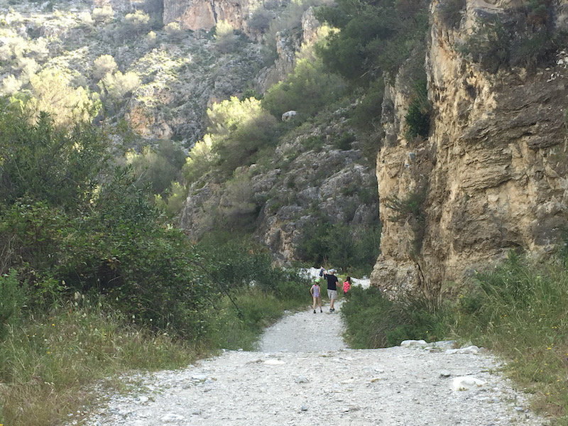 Wandelen door de rivierbedding van de Higueron rivier (Frigiliana, Andalusië)