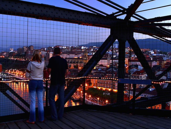 Wandelen over de Hangbrug van Biskaje - tussen Portugalete en Getxo (Bilbao, Baskenland)