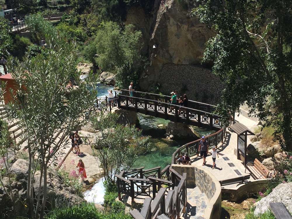 Wandelpad met trappen en bruggetjes bij de watervallen van Algar