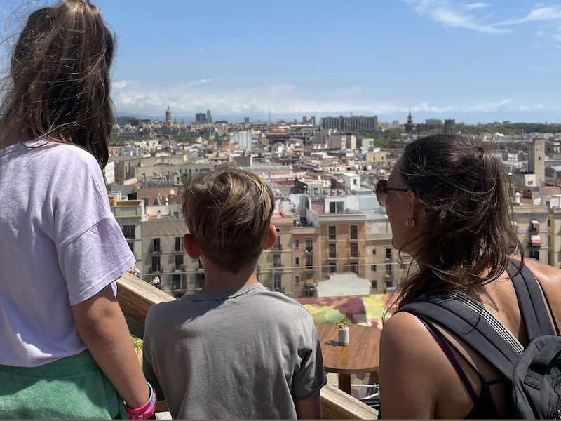 Prachtig uitzicht tijdens wandeltour door Raval wijk in Barcelona