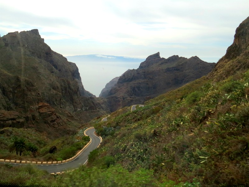 De weg naar de Marsca kloof, met het eiland La Gomera op de achtergrond