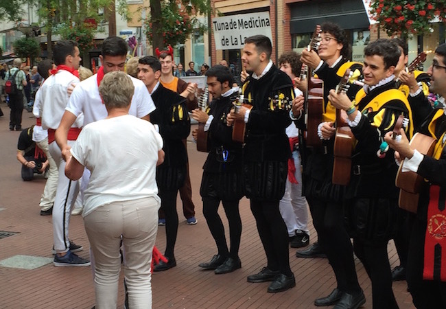 Voetjes van de vloer tijdens de street parade van het Tuna Festival in Eindhoven