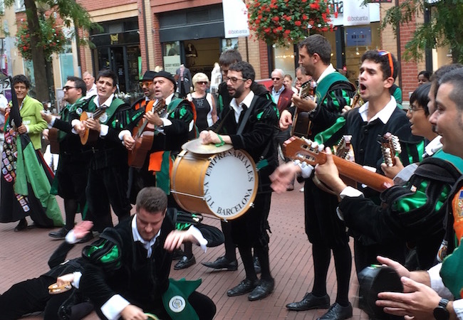 De Tunos zingen niet alleen, maar dansen ook tijdens het Tuna Festival in Eindhoven