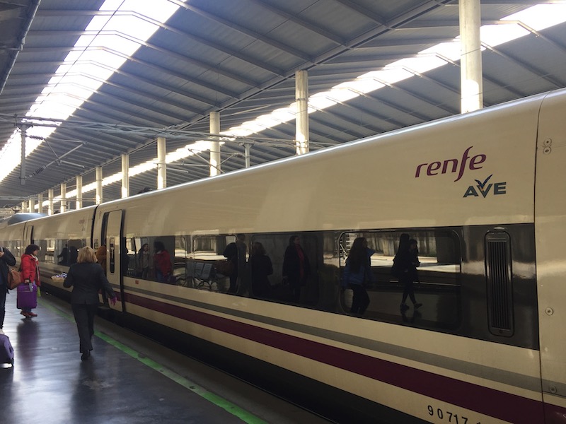 AVE trein van Sevilla naar Córdoba met eindbestemming Madrid