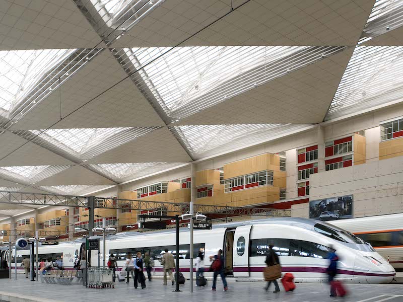 AVE trein op Delicias station in Zaragoza - Foto: Turismo Zaragoza