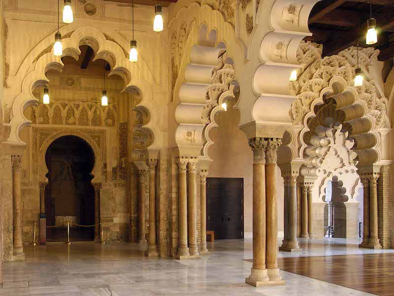 Moorse bogen in het Aljaferia paleis in Zaragoza (Aragón, Midden-Spanje) - Foto: Aranzazu