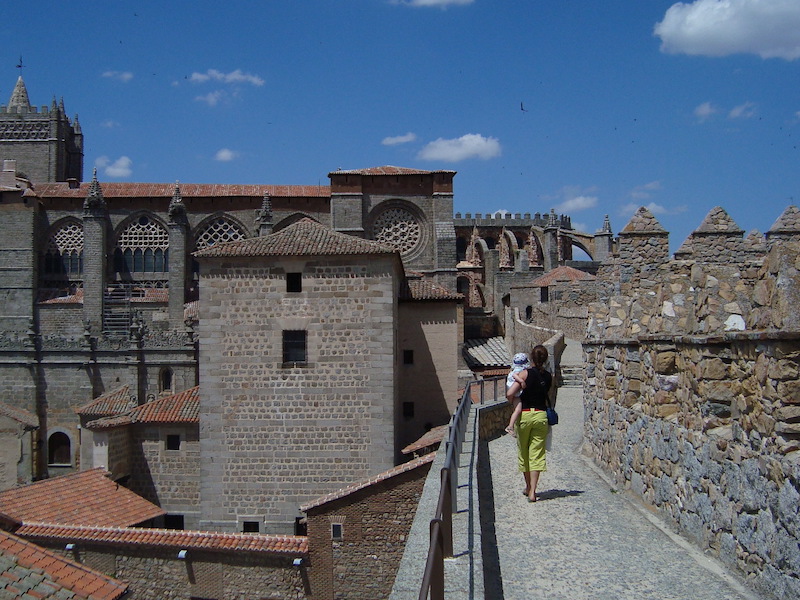 Wandelen over de stadsmuur van de stad Avila in de regio Castilië en Leon