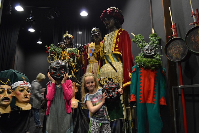 In het Casa de Patum de maskers en kostuums van de Patum van Berga bewonderen