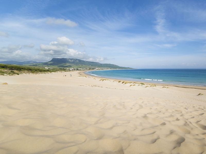 Het Playa de Bolonia strand aan de Costa de la Luz in het westen van Andalusië