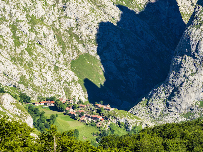 Bergdorpje Bulnes in de Picos de Europa (Asturië, Noord Spanje) - Foto: Manuel S. Calvo
