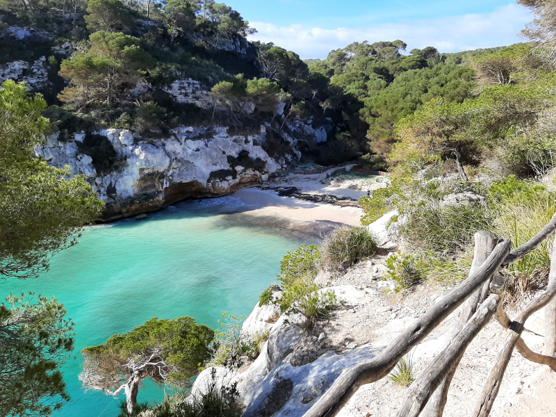 Idyllische baai Cala Macaralleta op Spaans eiland Menorca