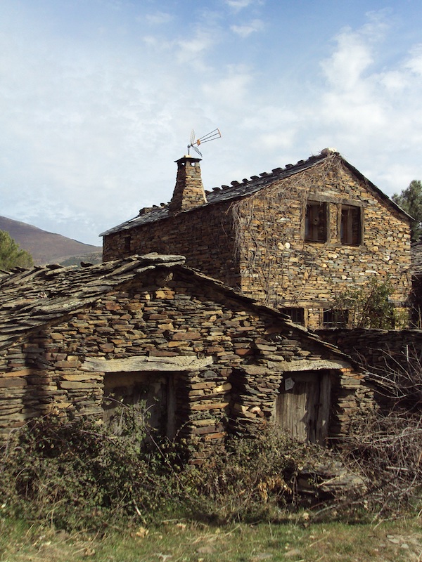 Huizen van zwarte leisteen in Campillo de Ranas (Castillië La Mancha)
