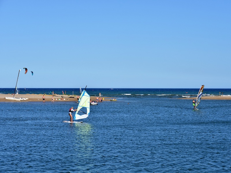 Surfen op het strand bij Camping Nautic Almata