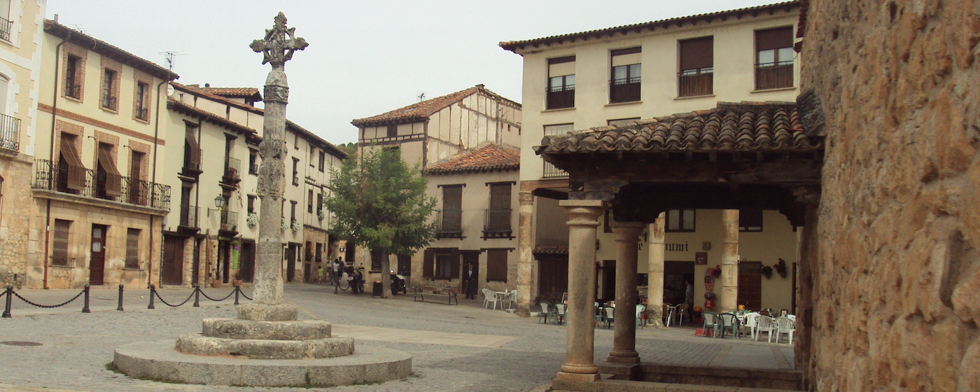 De Middeleeuwse plaats Covarrubias in de Arlanza wijnstreek (Castilië en Leon, Spanje