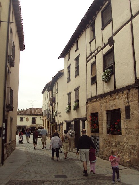 Een van de smalle straatjes met vakwerkhuizen in de Middeleeuwse plaats Covarrubias