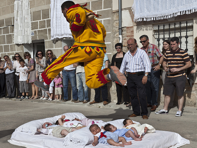 Een duivel springt over baby's heen tijdens het El Colacho feest in Castrillo de Murcia (Midden Spanje)