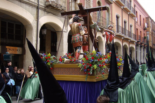 Het Ereccion de la Cruz beeld in de Semana Santa processie van Palencia (Midden Spanje)