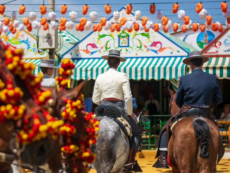 Te voet en te paard paraderen tijdens de Feria de Abril in Sevilla